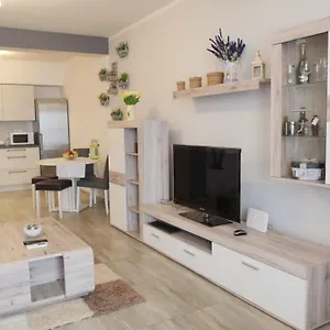 Spacious With Private Parking Apartament